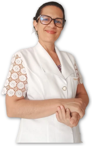 Luzia Spinola, esteticista, de jaleco branco, sorrindo